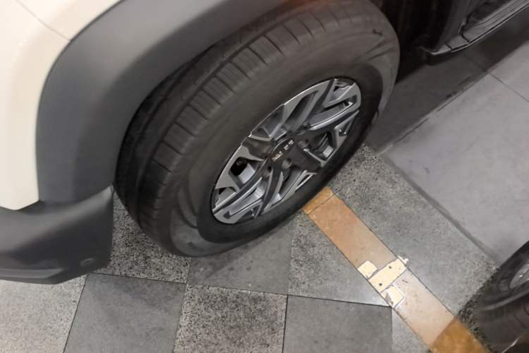 Used BAIC Off-Road BJ40 2024 2.0T All-New Urban Hunter Edition Chivalrous Style Left Front Wheel Hub