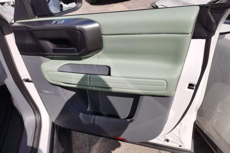 Used BAIC Off-Road BJ40 2024 2.0T All-New Urban Hunter Edition Ultimate Version Right Front Door Interior