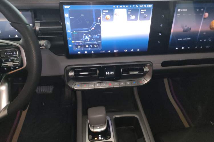 Used BAIC Off-Road BJ40 2024 2.0T All-New Urban Hunter Edition Chivalrous Style Audio And AC Panel
