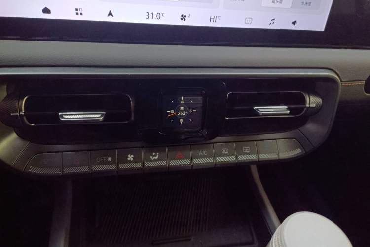 Used BAIC Off-Road BJ40 2024 2.0T All-New Urban Hunter Edition Chivalrous Style Audio And AC Panel