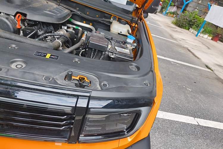 Used BAIC Off-Road BJ40 2024 2.0T All-New Urban Hunter Edition Ultimate Version Engine Bay Left