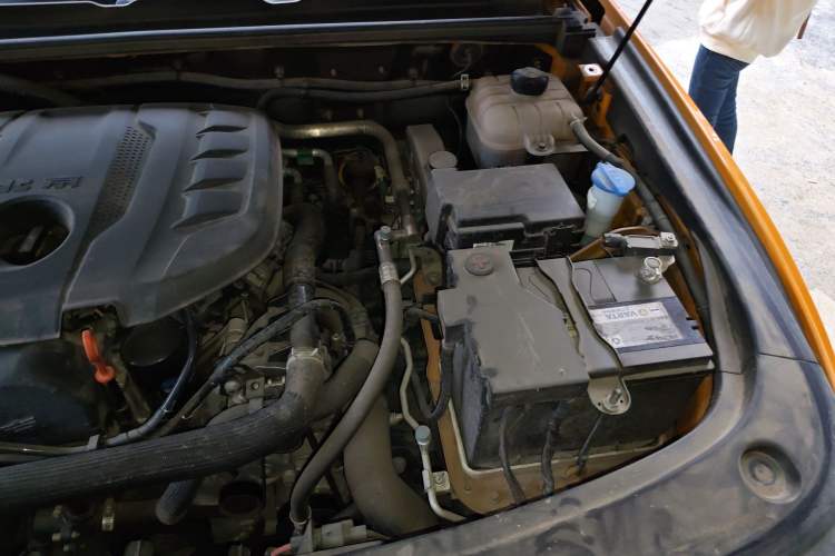 Used BAIC Off-Road BJ40 2024 2.0T All-New Urban Hunter Edition Chivalrous Style Engine Bay Left