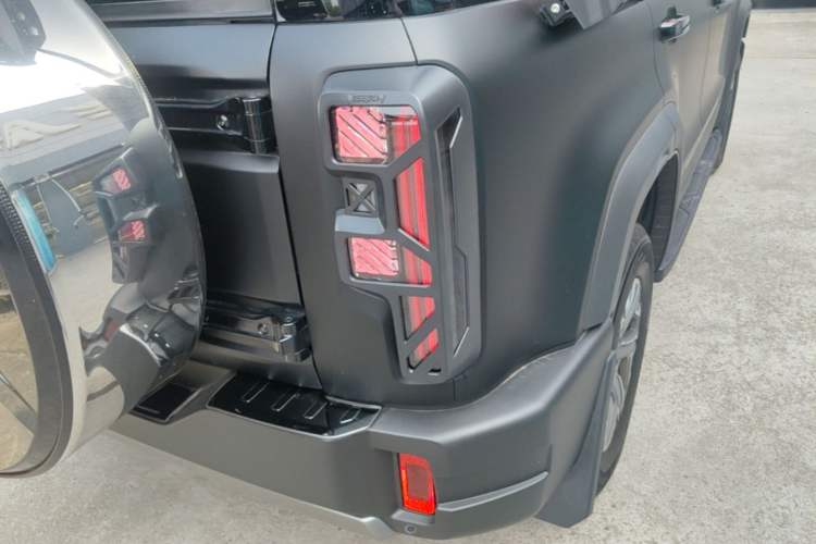 Used BAIC Off-Road BJ40 2026 2.0T Giant Screen Standard Version Right Rear Taillight