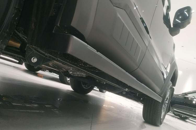 Used BAIC Off-Road BJ40 2026 Model 2.0T Gasoline Standard Edition Right Side Sill