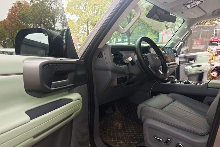 Used BAIC Off-Road BJ40 2026 Model 2.0T Gasoline Standard Edition Driver Seat