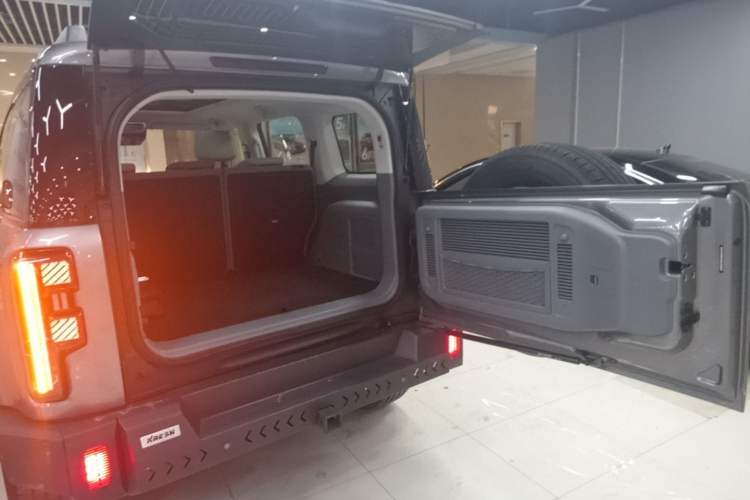 Used BAIC Off-Road BJ40 2026 Model 2.0T Gasoline Standard Edition Trunk