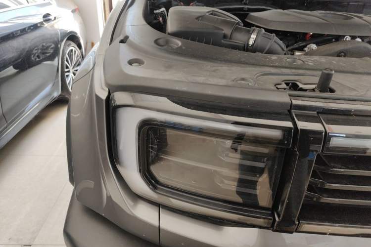 Used BAIC Off-Road BJ40 2026 Model 2.0T Gasoline Standard Edition Engine Bay Right