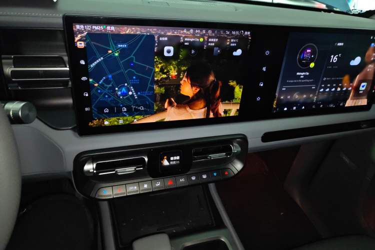 Used BAIC Off-Road BJ40 Electric Drive 2025 Advanced Edition Audio And AC Panel