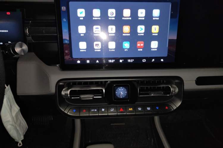 Used BAIC Off-Road BJ40 Electric Drive 2025 Advanced Edition Audio And AC Panel