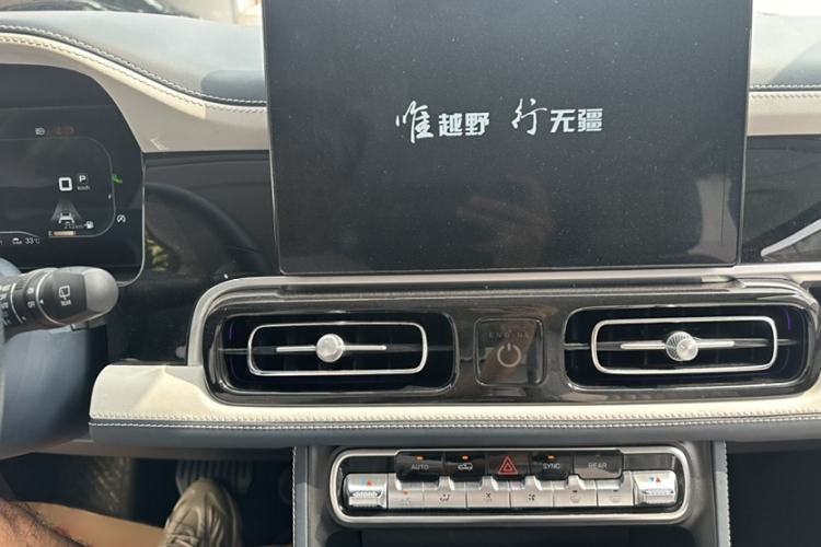 Used BAIC Off-Road BJ60 2022 2.0T Version 11 Five Seats Interior 3