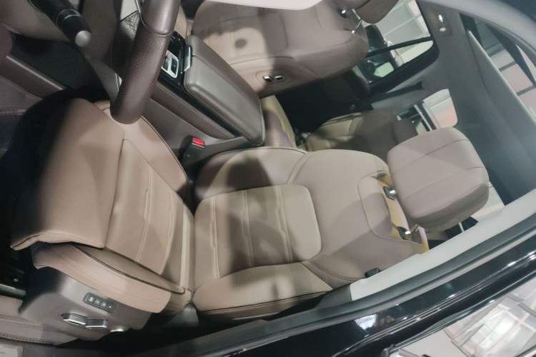 Used BAIC Off-Road BJ60 2022 2.0T May Day Edition Five Seats Interior 2