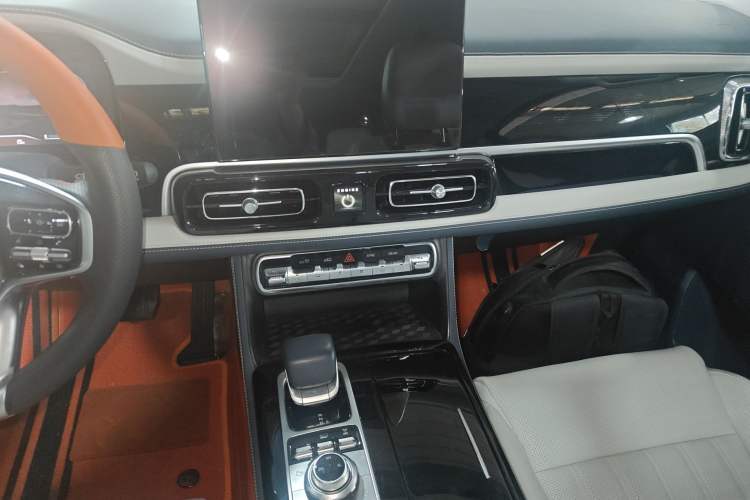 Used BAIC Off-Road BJ60 2022 2.0T May Day Edition Seven Seats Audio And AC Panel