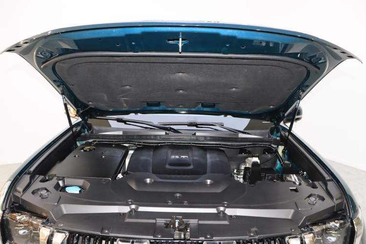Used BAIC Off-Road BJ60 2022 2.0T Weekend Edition Five-Seater Engine Bay