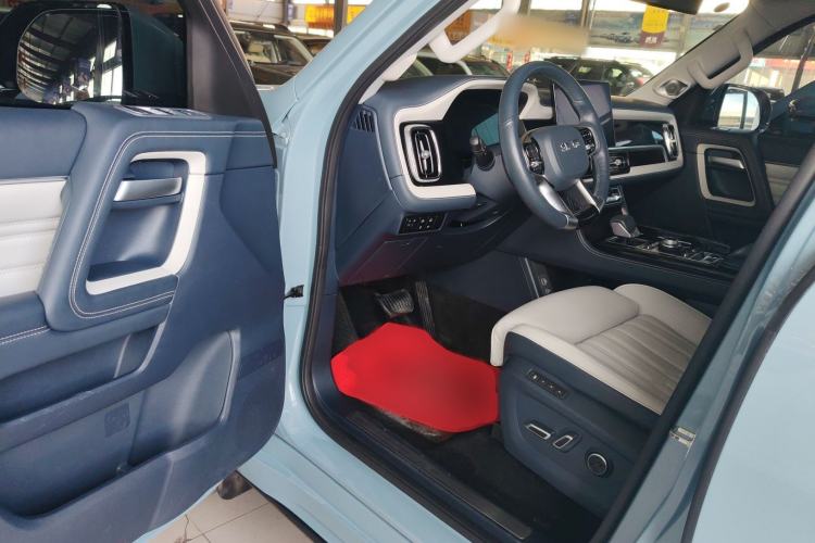 Used BAIC Off-Road BJ60 2022 2.0T May Day Edition Five Seats Interior 3