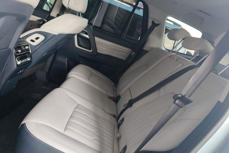 Used BAIC Off-Road BJ60 2022 2.0T May Day Edition Five Seats Interior 4