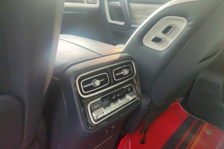 Used BAIC Off-Road BJ60 2022 2.0T May Day Edition Five Seats Interior 4