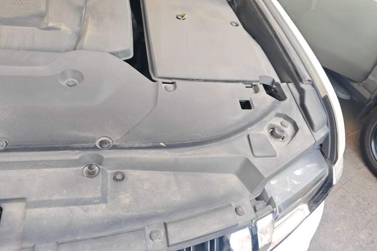 Used BAIC Off-Road BJ60 2022 2.0T May Day Edition Five Seats Engine Bay Left