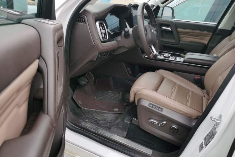 Used BAIC Off-Road BJ60 2022 2.0T May Day Edition Five Seats Interior 3