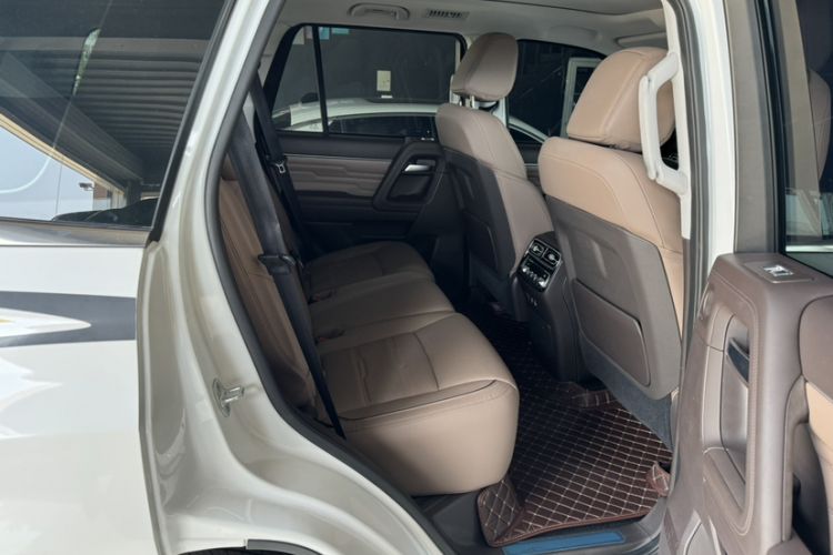Used BAIC Off-Road BJ60 2022 2.0T May Day Edition Five Seats Interior 8