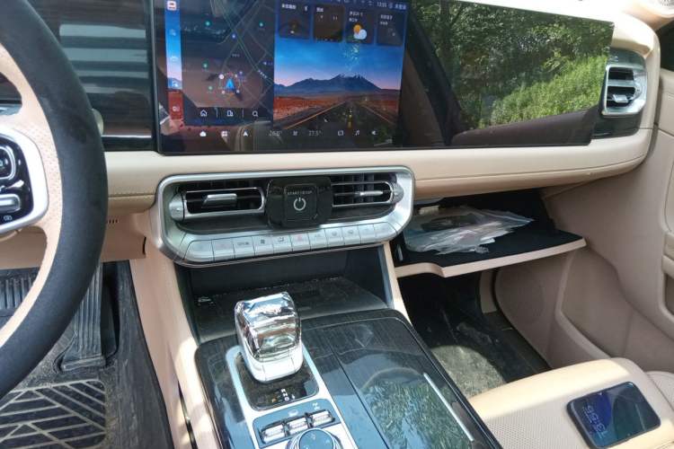 Used BAIC Off-Road BJ60 Leiting 2024 Magic Electric Drive Advanced Version 5 Seats Audio And AC Panel