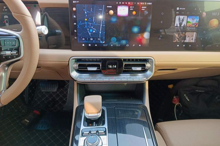 Used BAIC Off-Road BJ60 Leiting 2024 Magic Electric Drive Advanced Version 7 Seats Audio And AC Panel