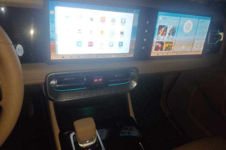 Used BAIC Off-Road BJ60 Leiting 2024 Magic Electric Drive Advanced Version 5 Seats Audio And AC Panel