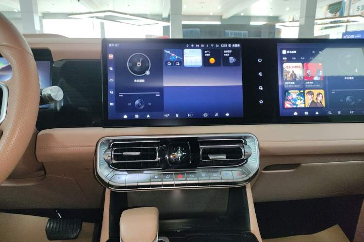 Used BAIC Off-Road BJ60 Leiting 2024 Magic Electric Drive Advanced Version 5 Seats Audio And AC Panel