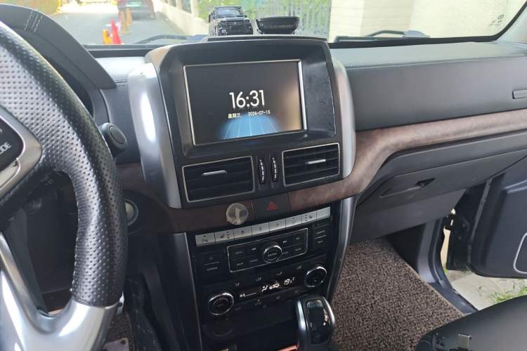 Used BAIC Off-Road BJ80 2016 2.3T Automatic Prestige Edition Audio And AC Panel
