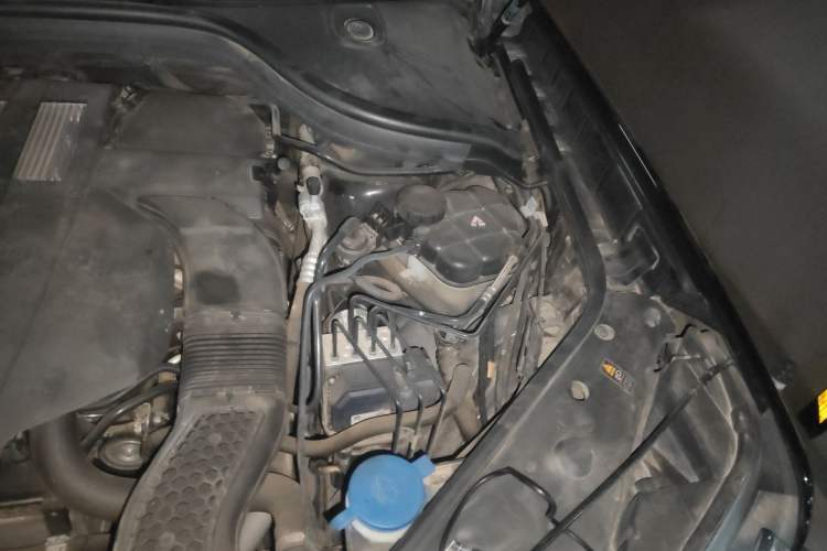 Used BAIC Off-Road BJ90 2021 3.0T Zhenrong Edition Engine Bay Left