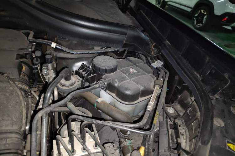 Used BAIC Off-Road BJ90 2021 3.0T Zhenrong Edition Engine Bay Left