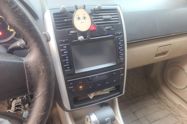 Used BAIC Off-Road E Series 2012 Hatchback 1.5L Automatic Leshang Version Audio And AC Panel