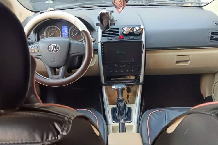 Used BAIC Off-Road E Series 2012 Hatchback 1.5L Automatic Leshang Version Center Console