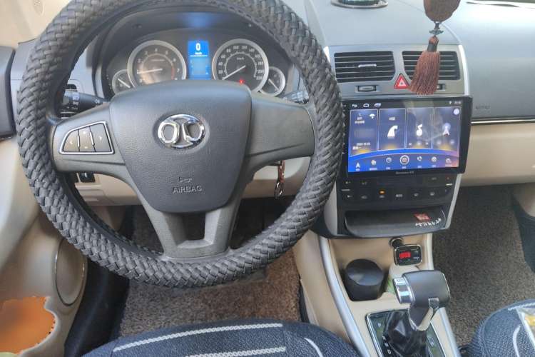 Used BAIC Off-Road E Series 2012 Hatchback 1.5L Automatic Leshang Version Center Console