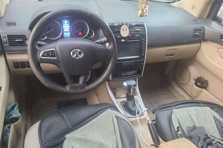 Used BAIC Off-Road E Series 2012 Hatchback 1.5L Automatic Leshang Version Center Console