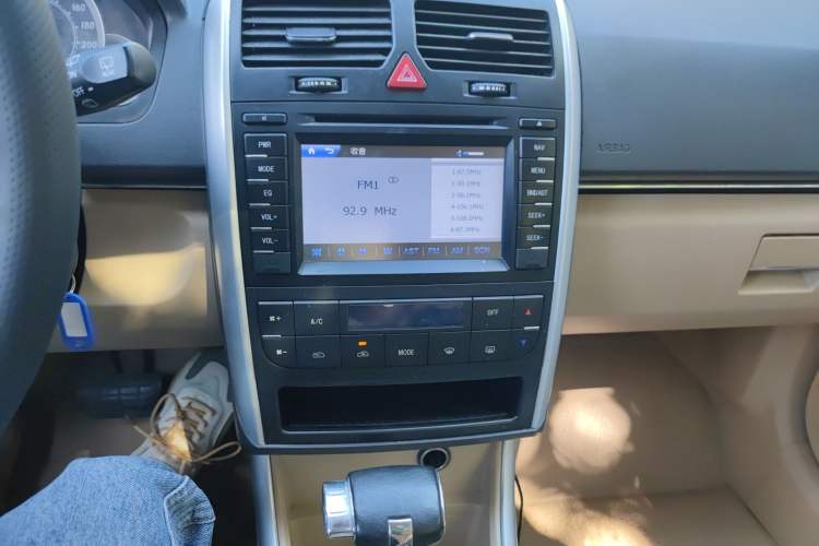 Used BAIC Off-Road E Series 2012 Hatchback 1.5L Automatic Leshang Version Audio And AC Panel