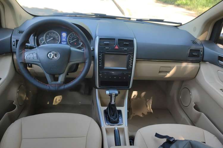 Used BAIC Off-Road E Series 2012 Hatchback 1.5L Automatic Leshang Version Center Console