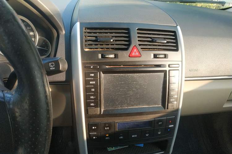 Used BAIC Off-Road E Series 2013 Hatchback 1.5L Automatic Lotte Edition Audio And AC Panel