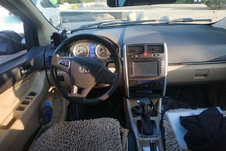 Used BAIC Off-Road E Series 2013 Hatchback 1.5L Automatic Lotte Edition Center Console