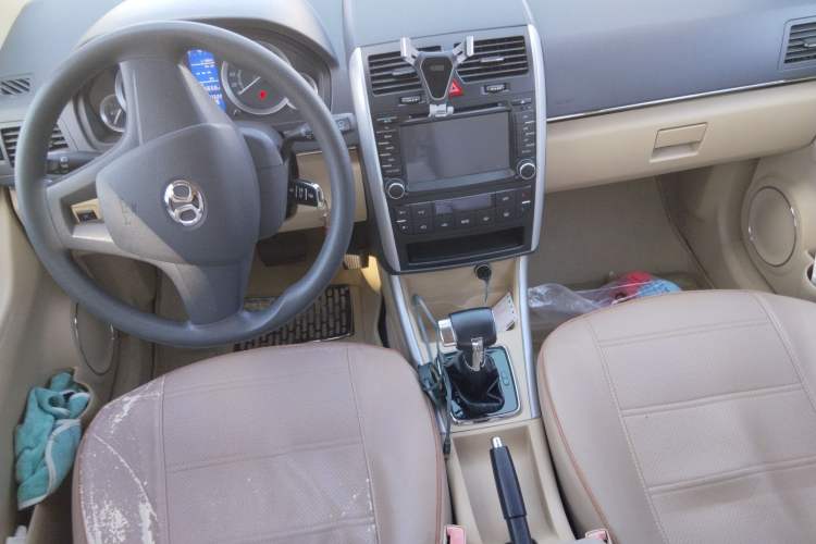 Used BAIC Off-Road E Series 2013 Hatchback 1.5L Automatic Lotte Edition Center Console