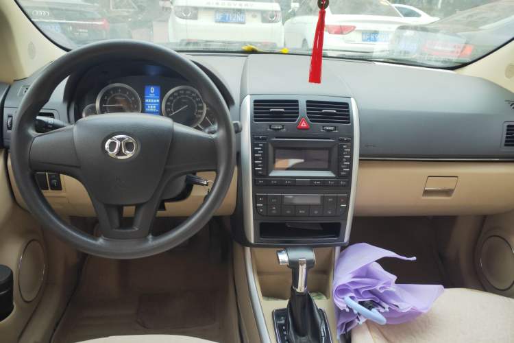 Used BAIC Off-Road E Series 2013 Sedan 1.5L Automatic Lotte Edition Center Console