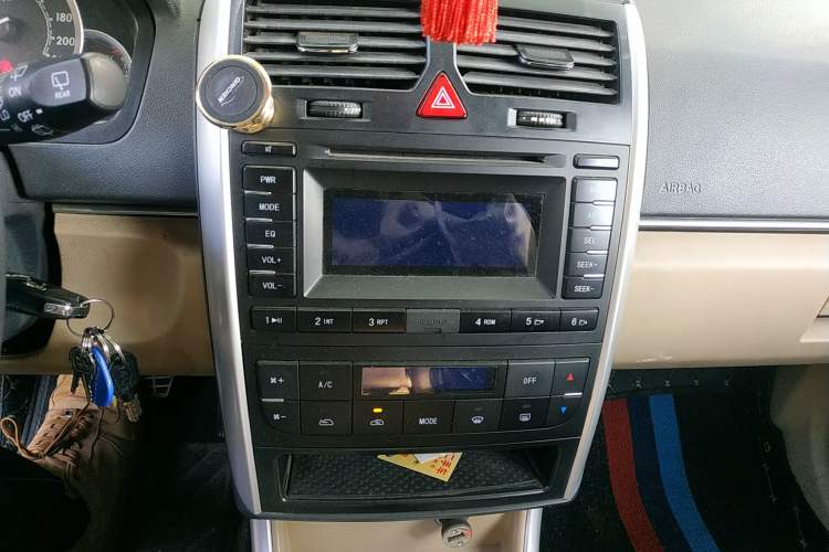 Used BAIC Off-Road E Series 2013 Hatchback 1.5L Automatic Lotte Edition Audio And AC Panel
