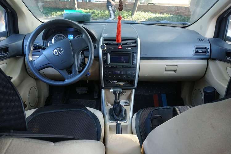 Used BAIC Off-Road E Series 2013 Hatchback 1.5L Automatic Lotte Edition Center Console