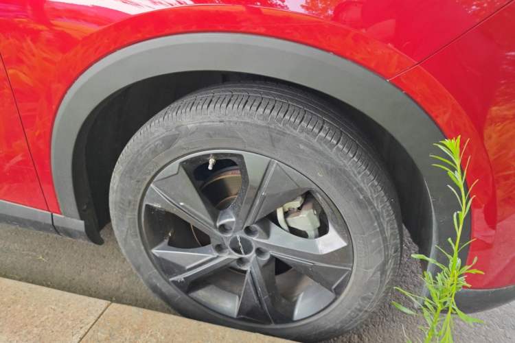 Used BAIC Rubik 2022 1.5T DCT Platinum Edition Right Front Wheel Hub