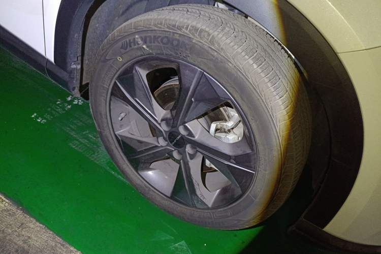 Used BAIC Rubik 2022 1.5T DCT Golden Edition Right Front Wheel Hub