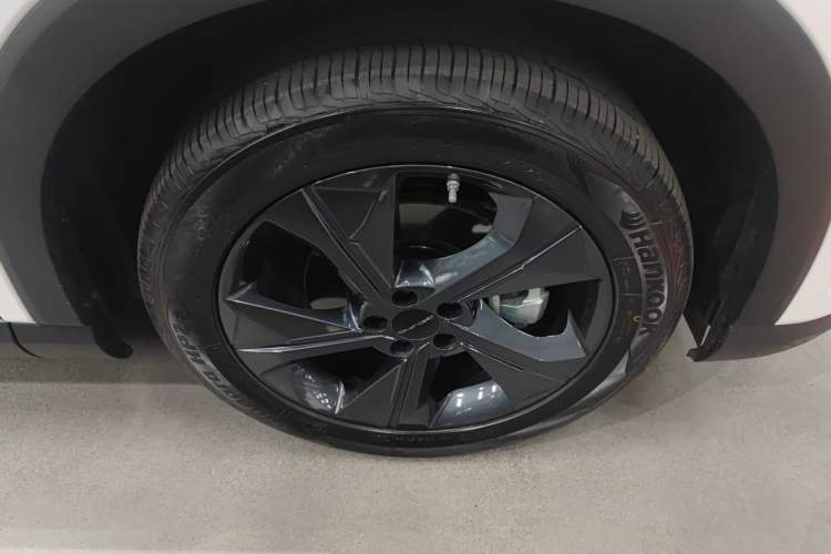 Used BAIC Rubik 2022 1.5T DCT Platinum Edition Right Front Wheel Hub