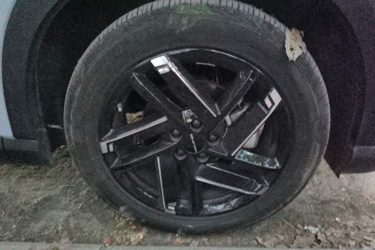 Used BAIC Rubik 2023 1.5T DCT Platinum Edition Right Front Wheel Hub