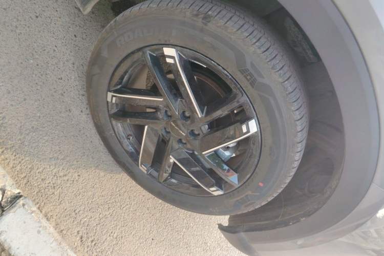 Used BAIC Rubik 2023 1.5T DCT Golden Edition Right Front Wheel Hub