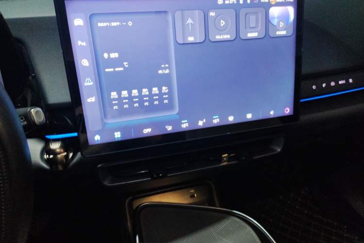 Used BAIC Rubik 2023 1.5T DCT Diamond Edition Audio And AC Panel
