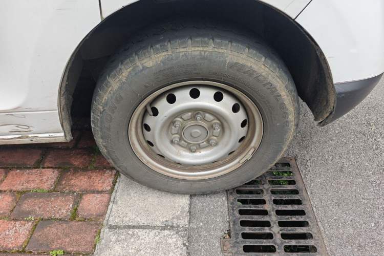 Used BAIC Ruixiang Boteng V2 EV 2022 Enclosed Van Standard Type Henan Lithium Battery Right Front Wheel Hub