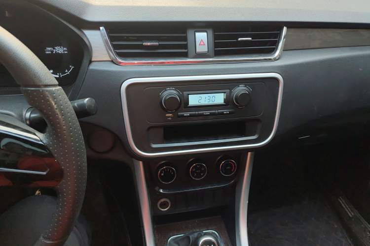 Used BAIC Ruixiang X3 2022 1.5L Manual Base Version 5 Seats Audio And AC Panel